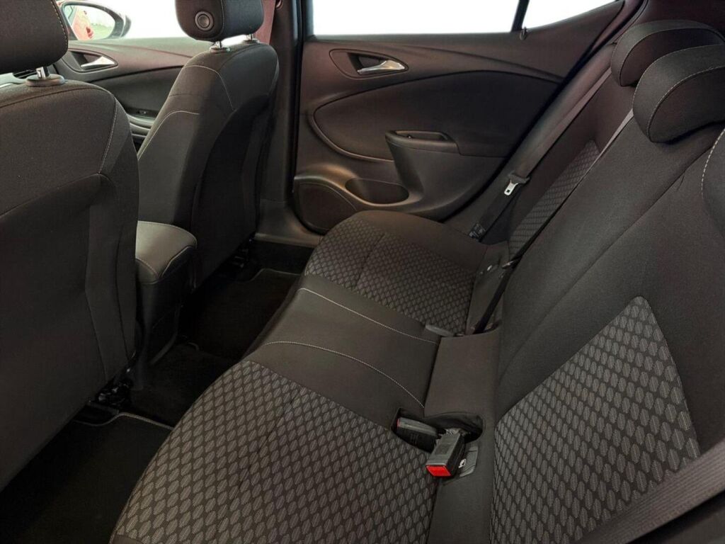 Opel Astra 2018 Punainen