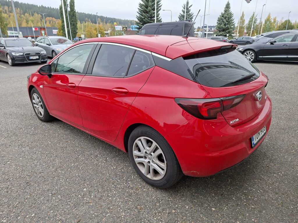 Opel Astra 2018 Punainen