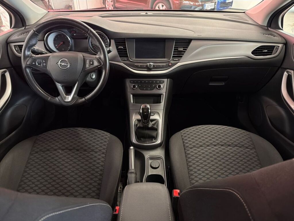 Opel Astra 2018 Punainen