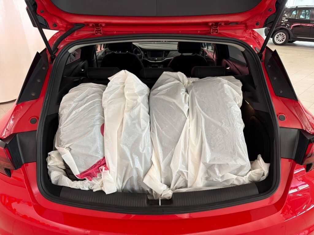 Opel Astra 2018 Punainen