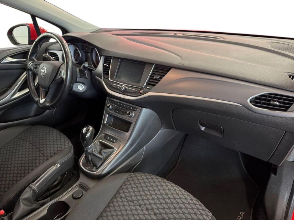 Opel Astra 2018 Punainen