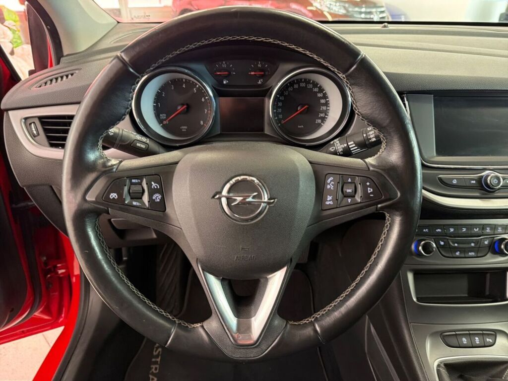 Opel Astra 2018 Punainen