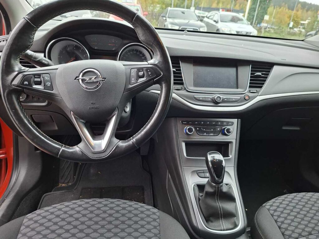 Opel Astra 2018 Punainen