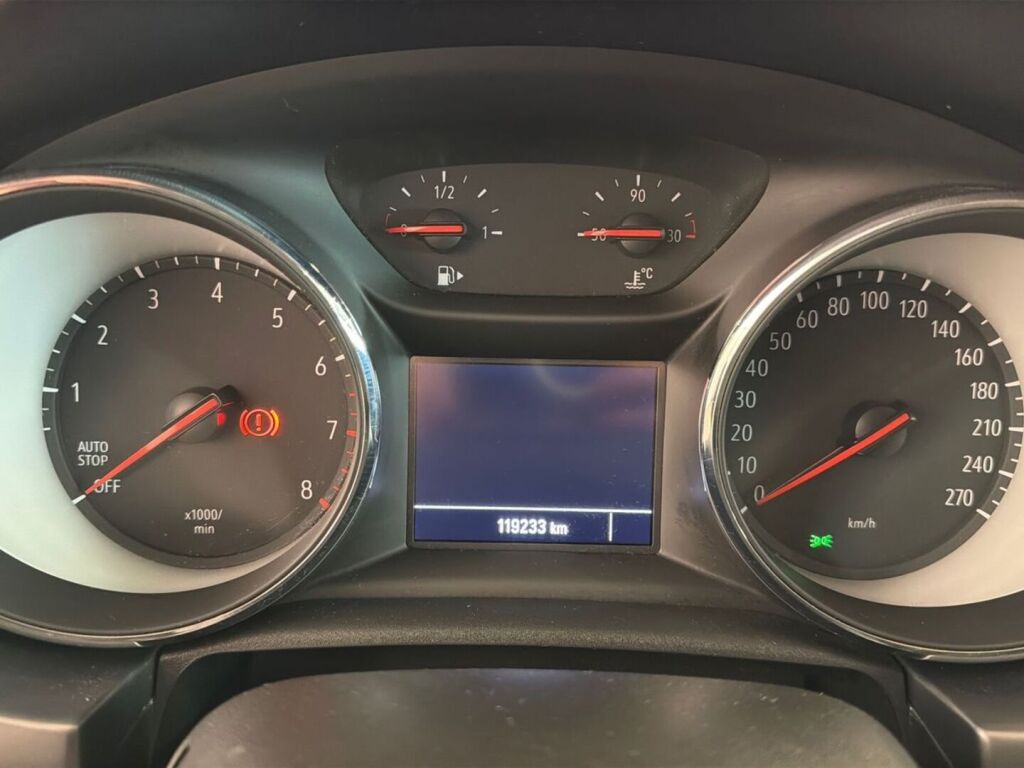 Opel Astra 2018 Punainen
