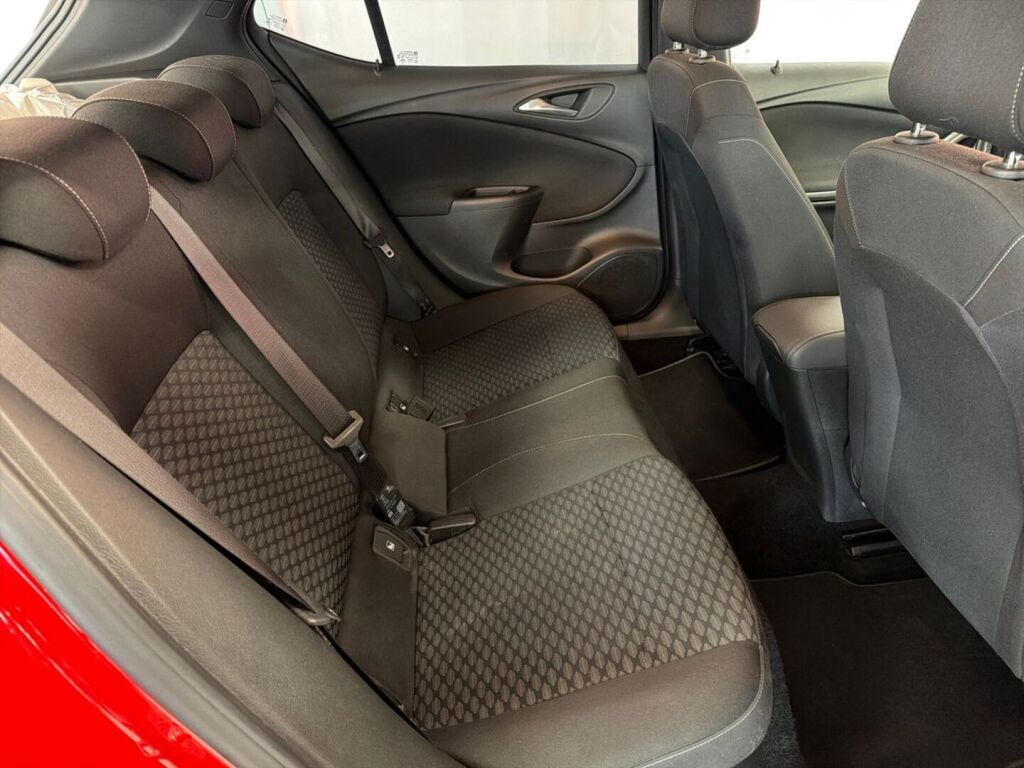 Opel Astra 2018 Punainen