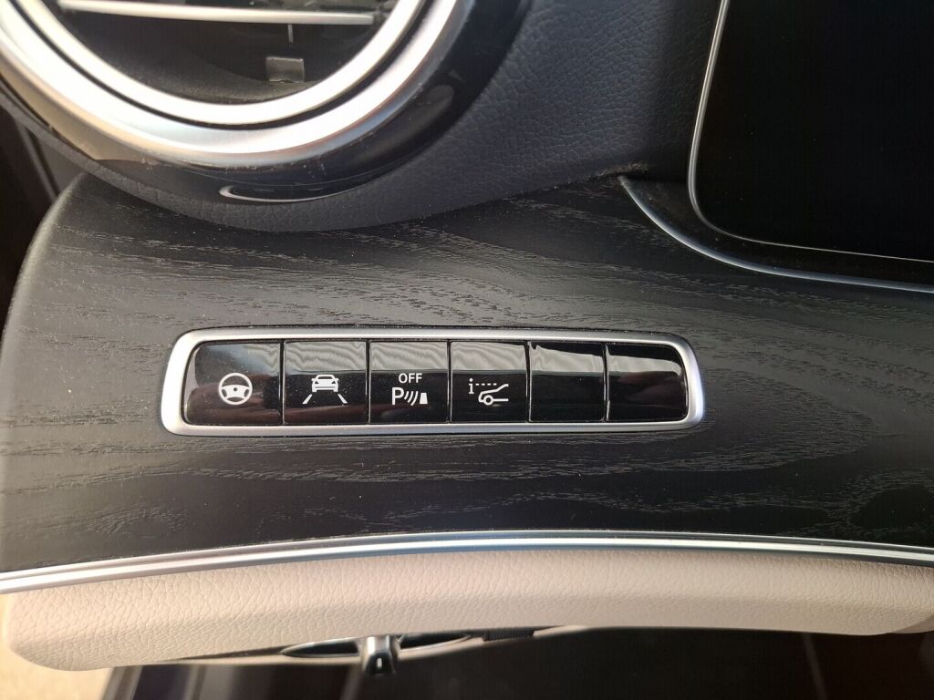 Mercedes-Benz E 2018 Sininen