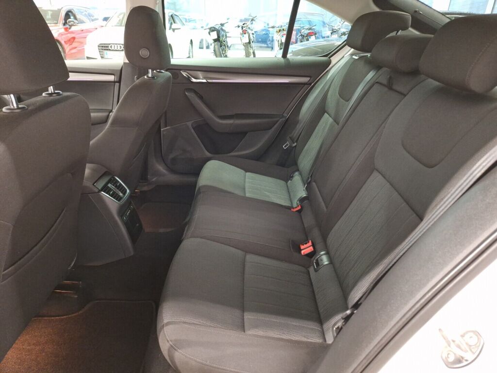 Skoda Octavia 2019 Valkoinen