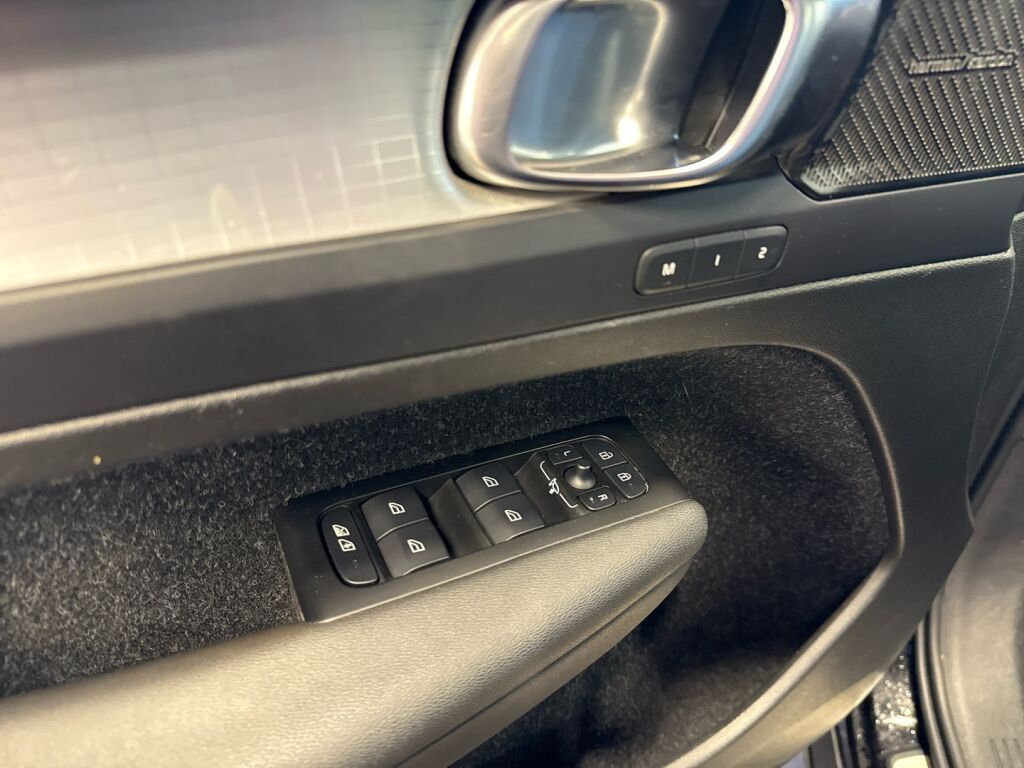 Volvo XC40 2021 Musta