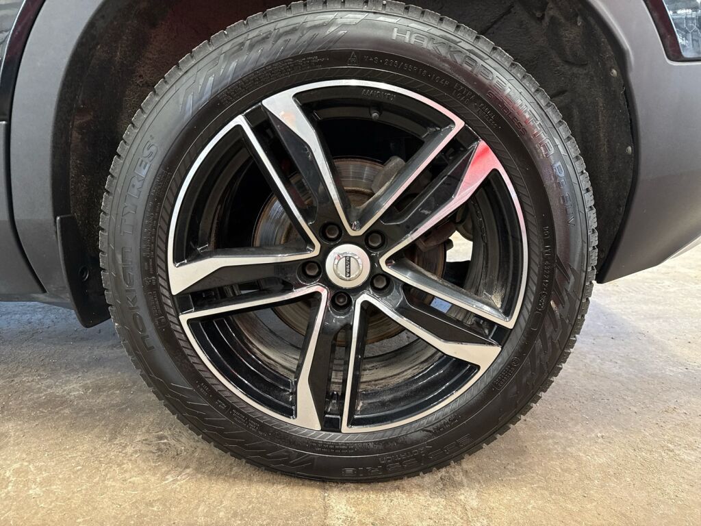 Volvo XC40 2021 Musta