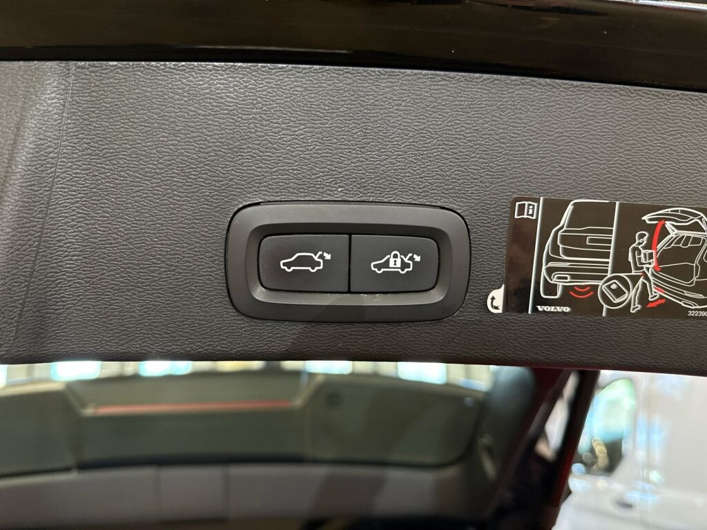 Volvo XC40 2021 Musta