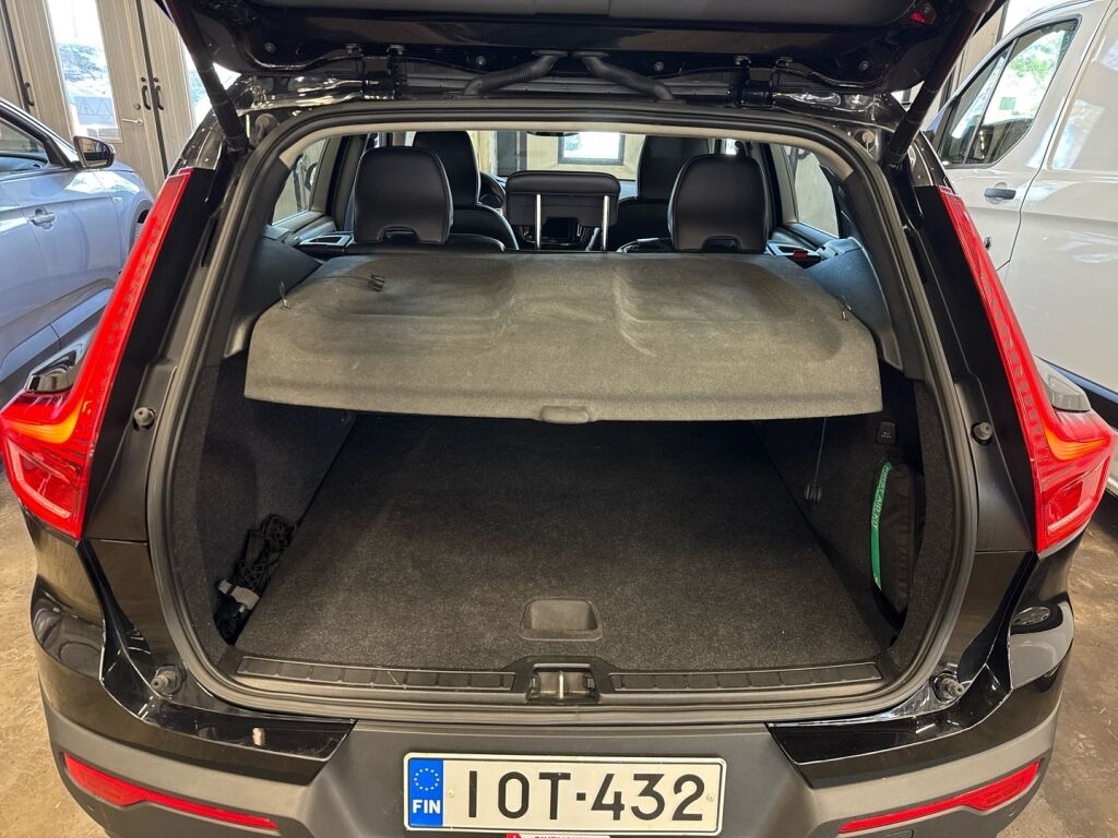 Volvo XC40 2021 Musta