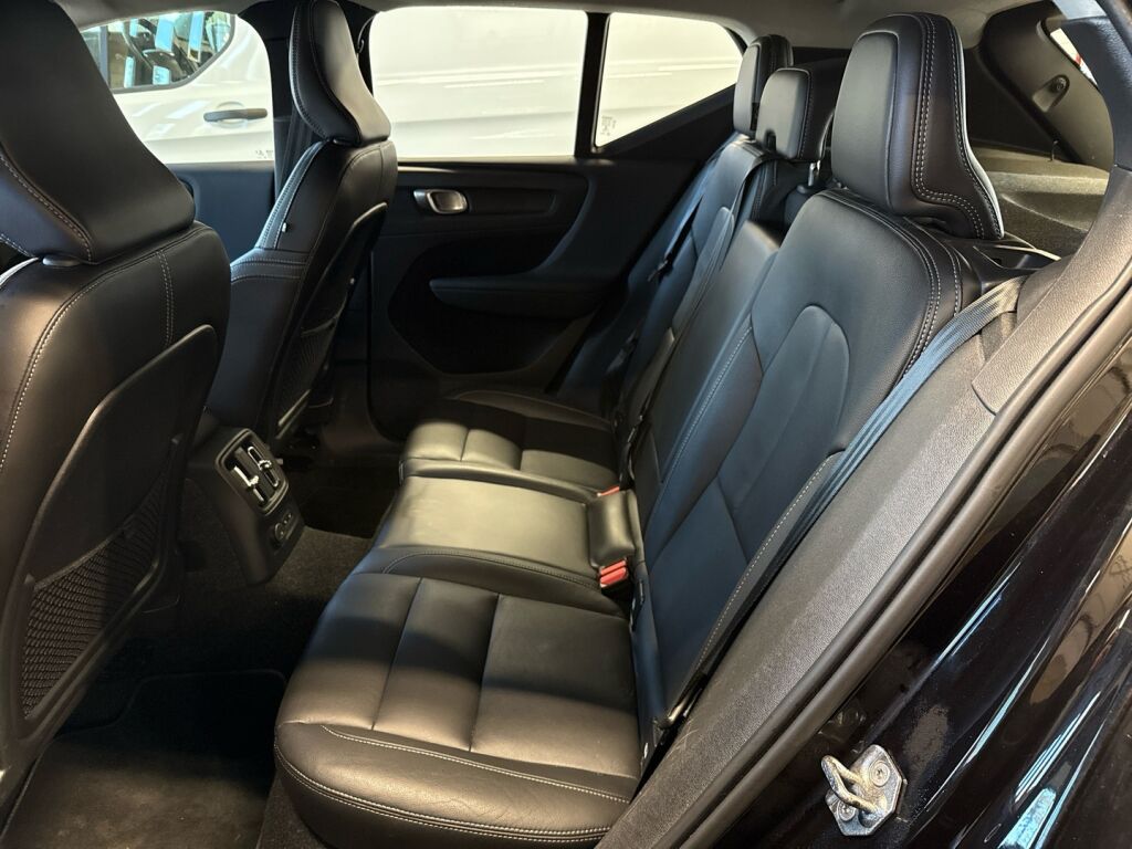 Volvo XC40 2021 Musta
