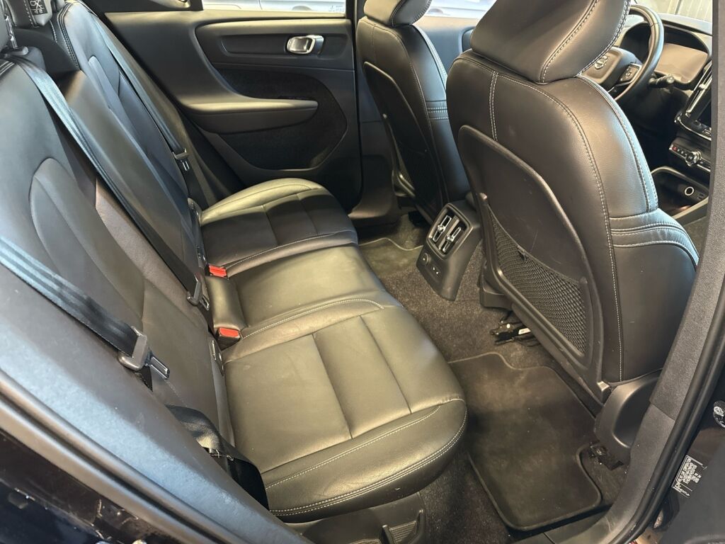 Volvo XC40 2021 Musta