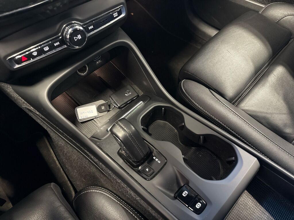 Volvo XC40 2021 Musta