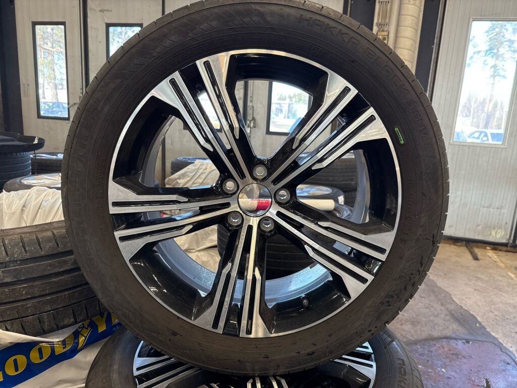 Volvo XC40 2021 Musta