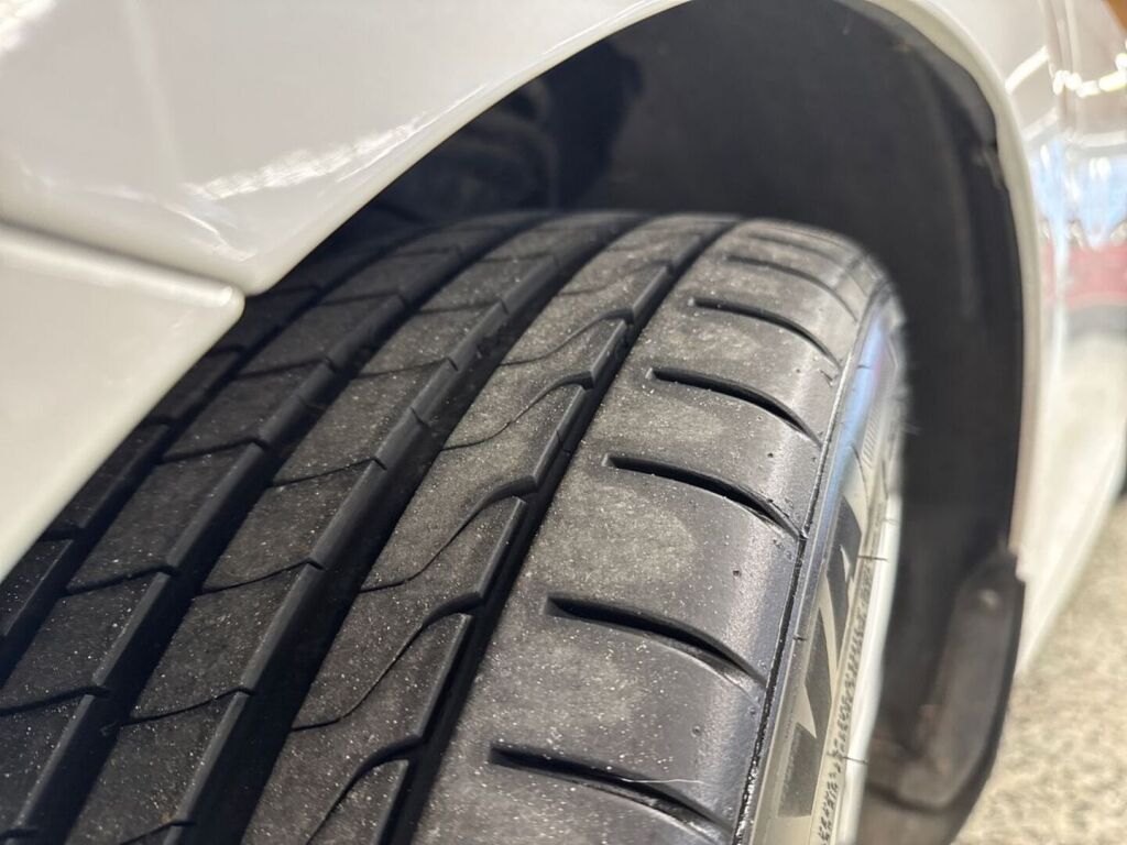 Skoda Octavia 2021 Valkoinen