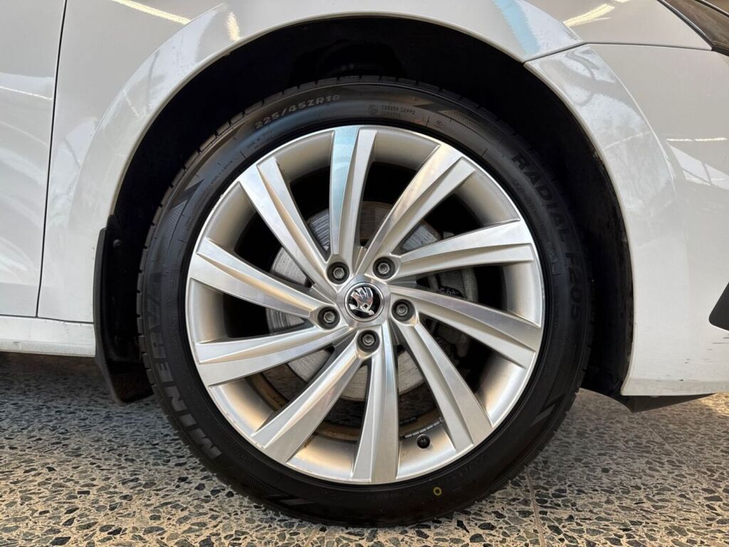 Skoda Octavia 2021 Valkoinen