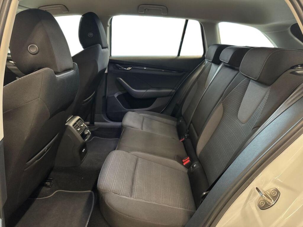 Skoda Octavia 2021 Valkoinen