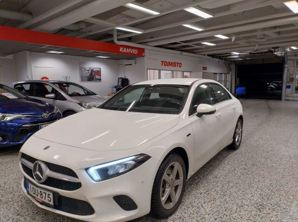 Mercedes-Benz A 2021 Valkoinen