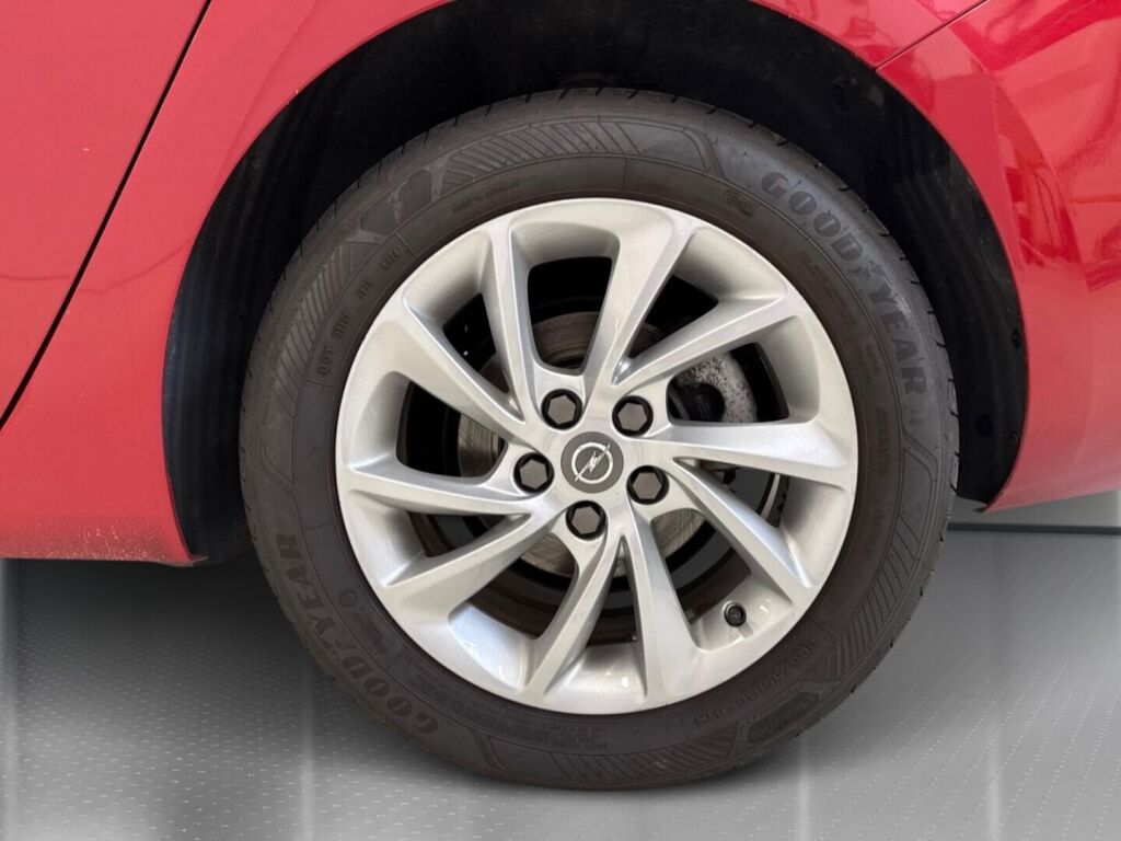Opel Astra 2020 Punainen