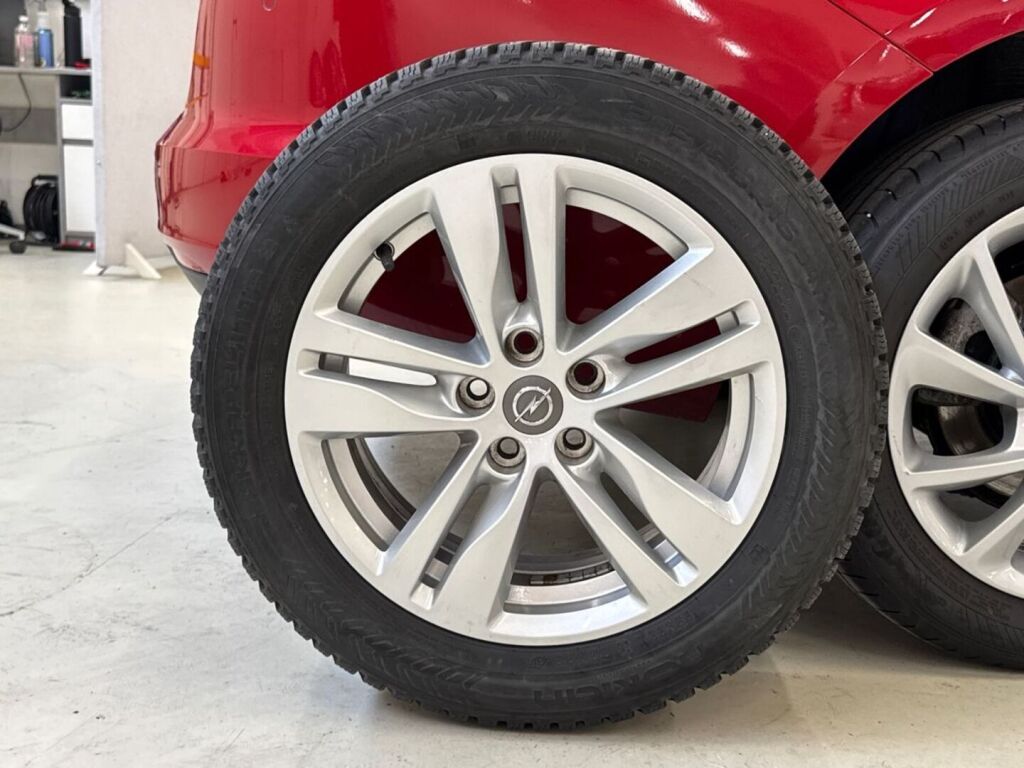 Opel Astra 2020 Punainen