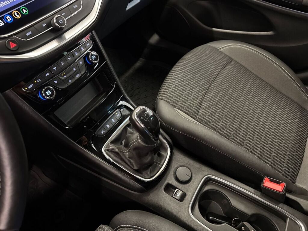 Opel Astra 2020 Punainen