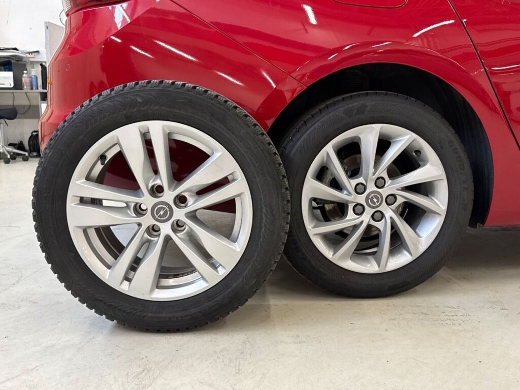 Opel Astra 2020 Punainen