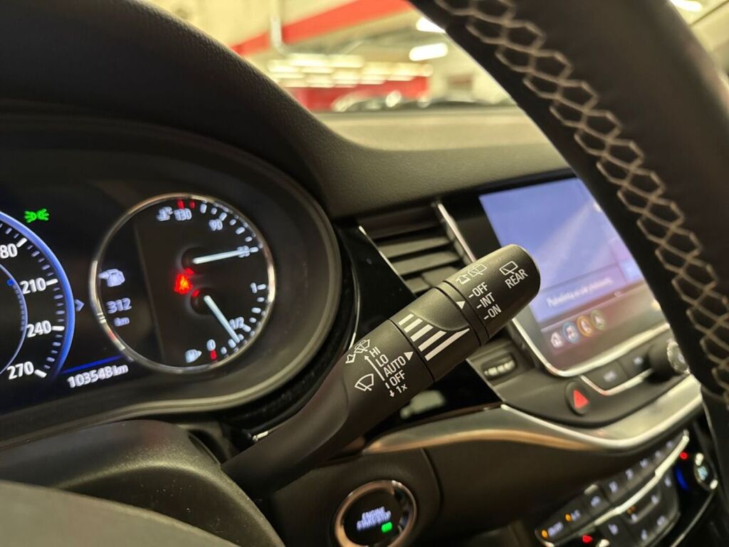 Opel Astra 2020 Punainen