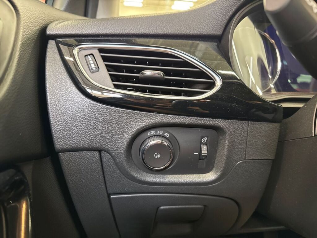 Opel Astra 2020 Punainen