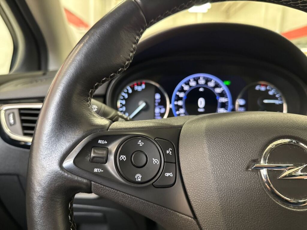 Opel Astra 2020 Punainen