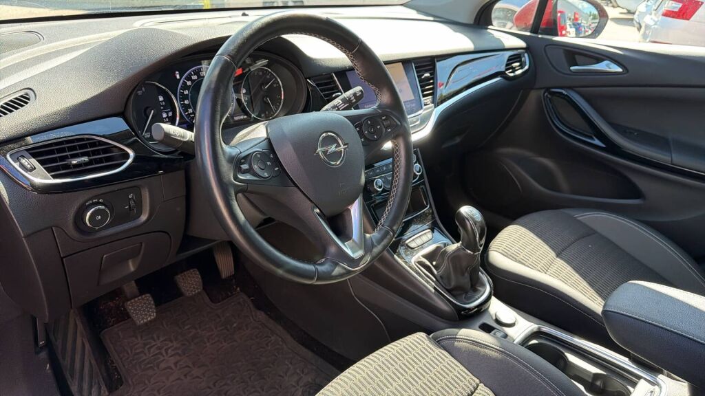 Opel Astra 2020 Punainen