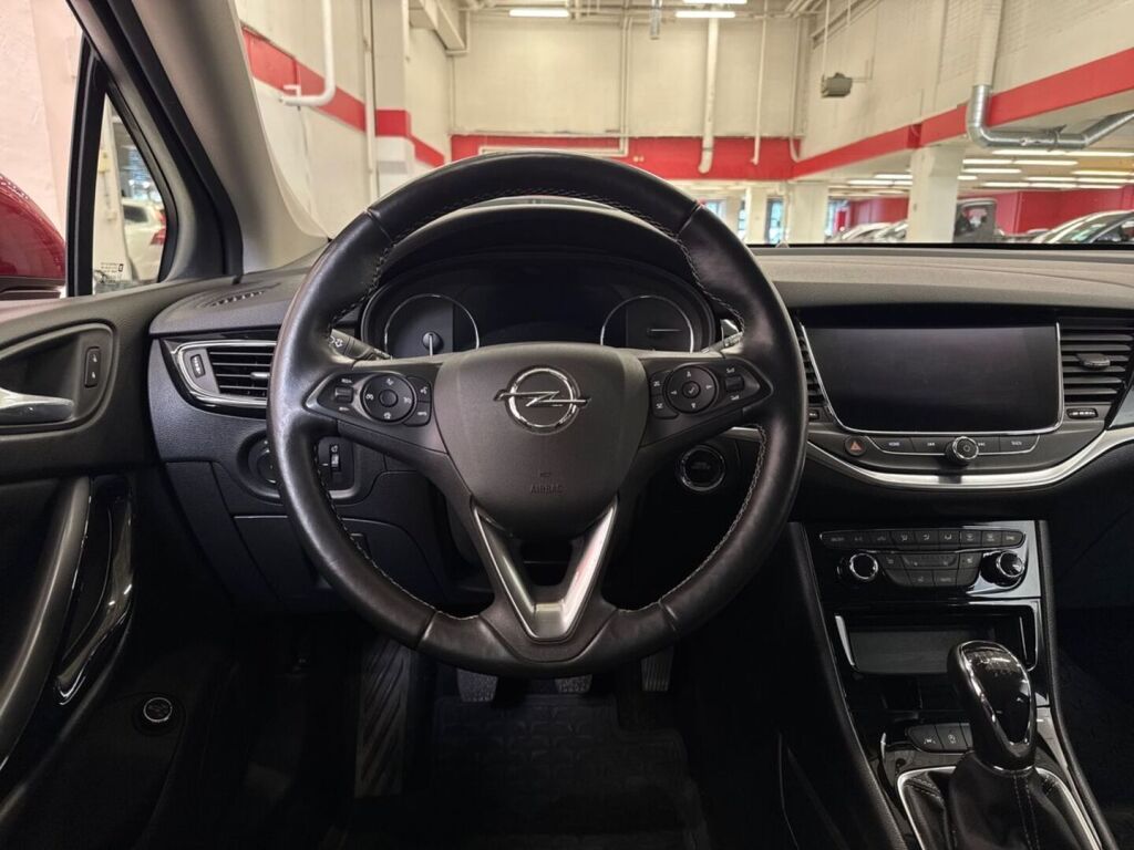 Opel Astra 2020 Punainen
