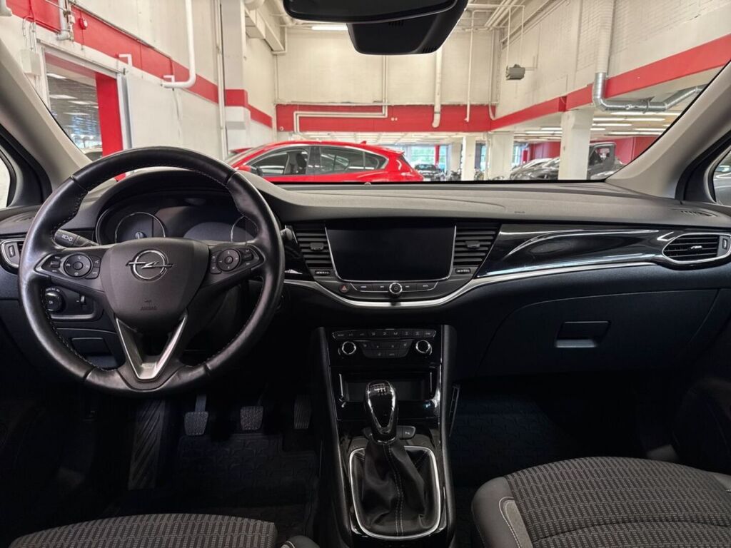 Opel Astra 2020 Punainen