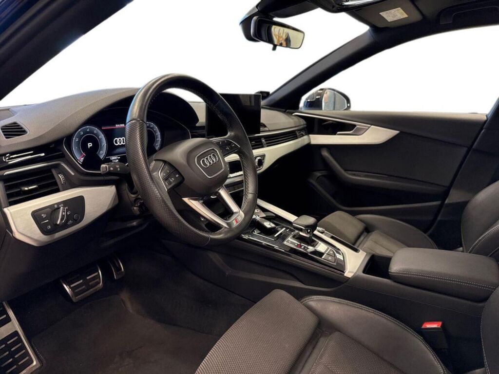 Audi A4 2022 Musta