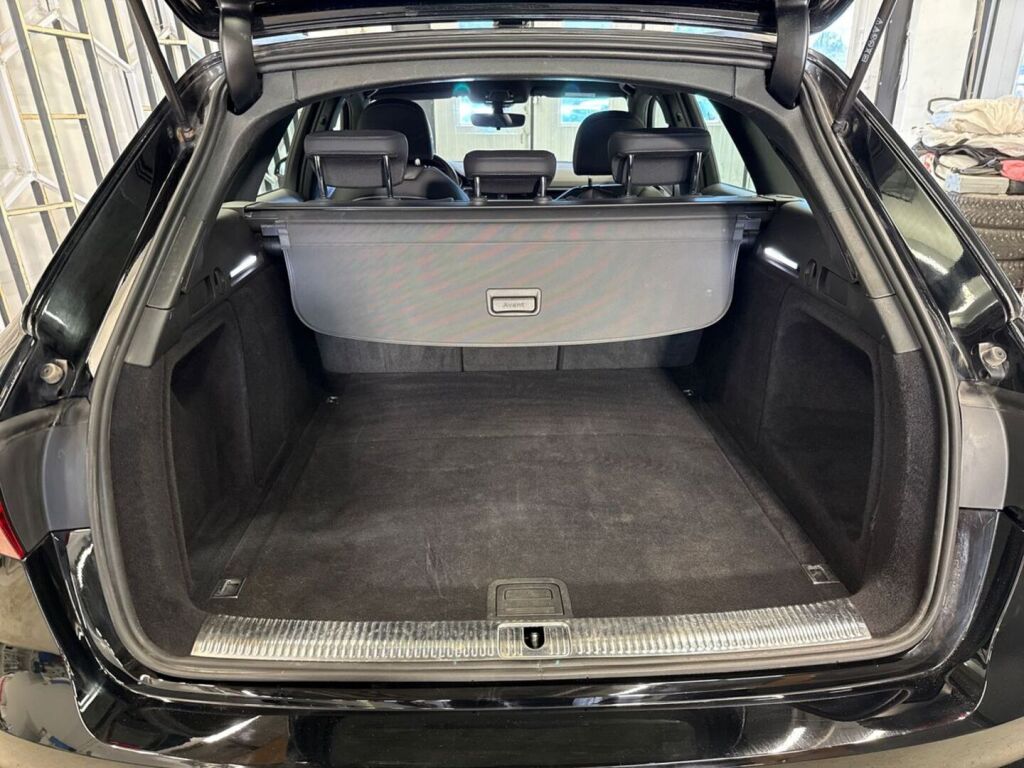 Audi A4 2022 Musta