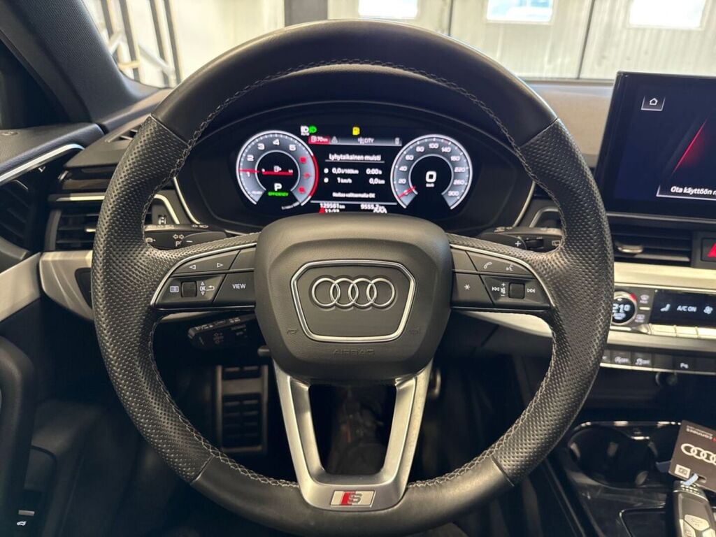Audi A4 2022 Musta