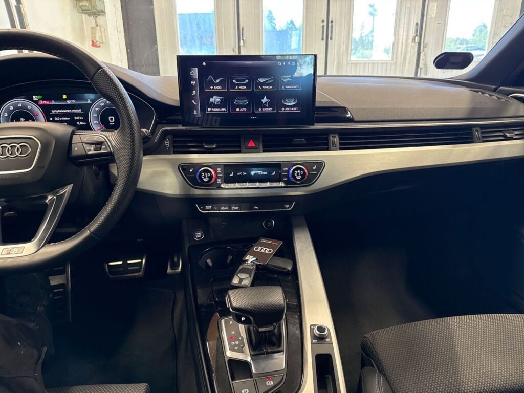 Audi A4 2022 Musta