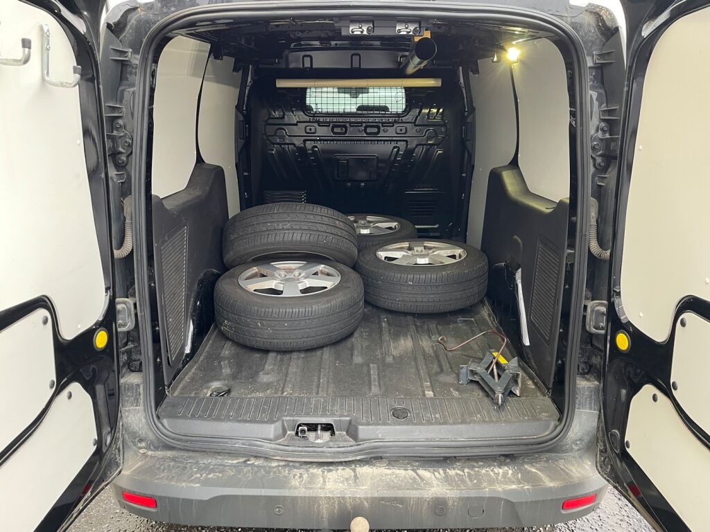 Ford Transit Connect 2017 Musta