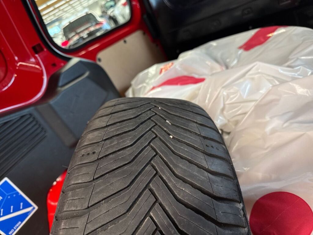 Ford Transit Courier 2022 Punainen