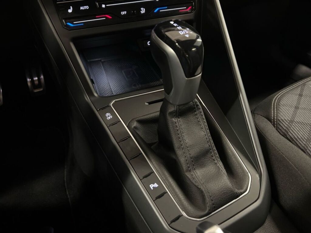 Volkswagen Taigo 2022 Musta