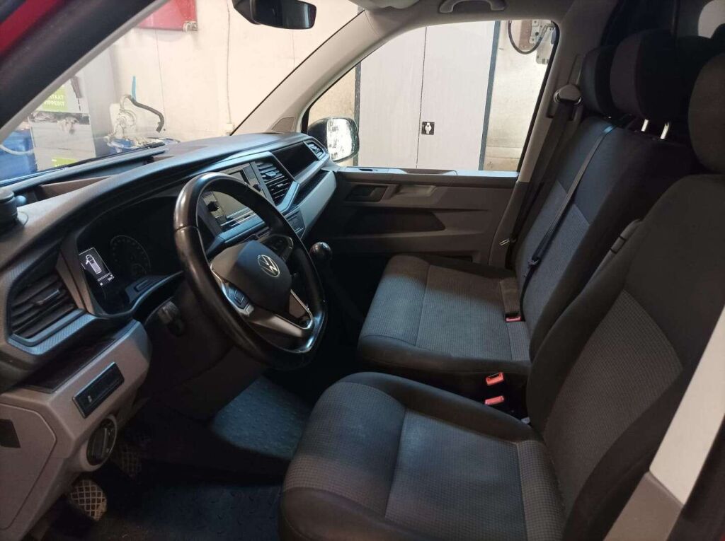 Volkswagen Transporter 2022 Punainen