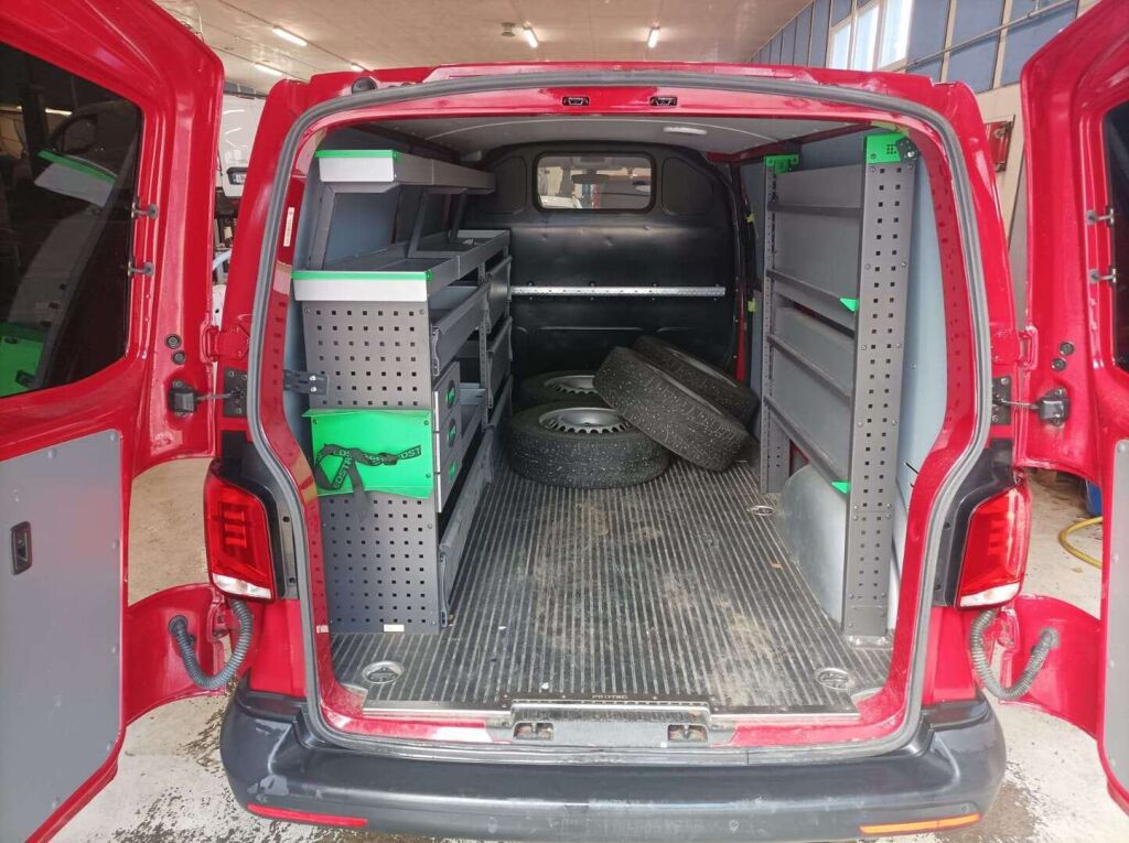 Volkswagen Transporter 2022 Punainen