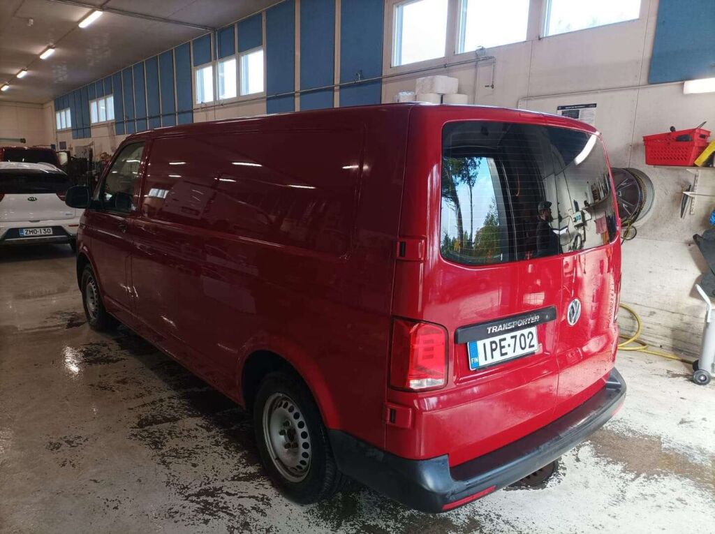 Volkswagen Transporter 2022 Punainen