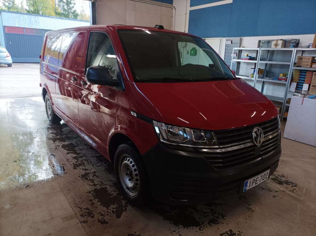 Volkswagen Transporter 2022 Punainen