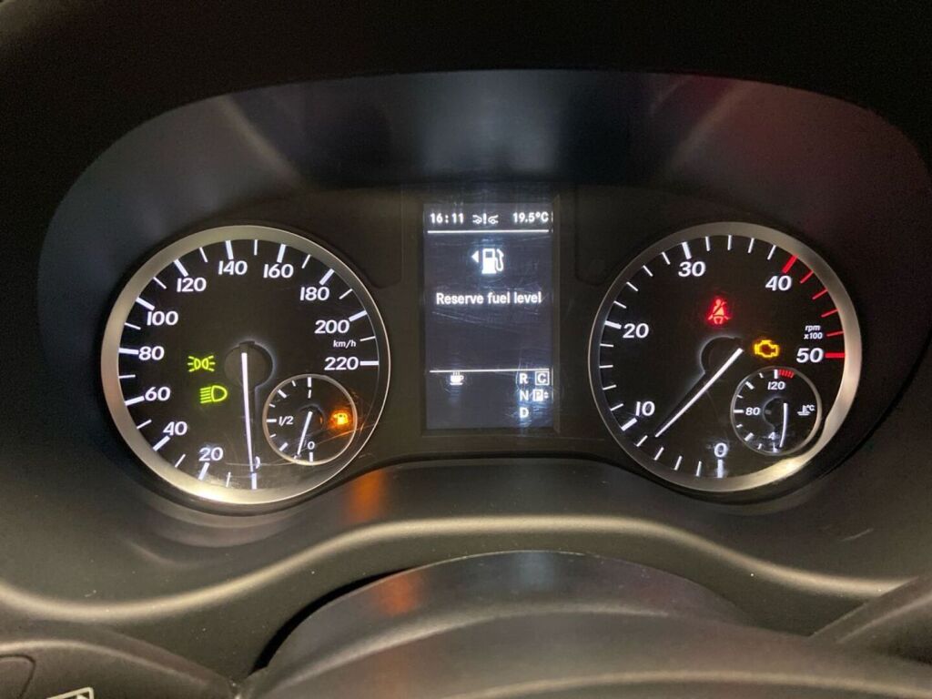 Mercedes-Benz Vito 2018 Ruskea (beige)