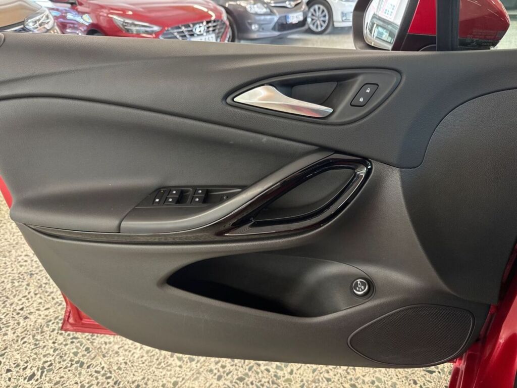 Opel Astra 2020 Punainen