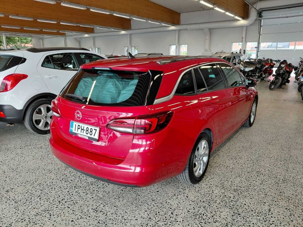 Opel Astra 2020 Punainen