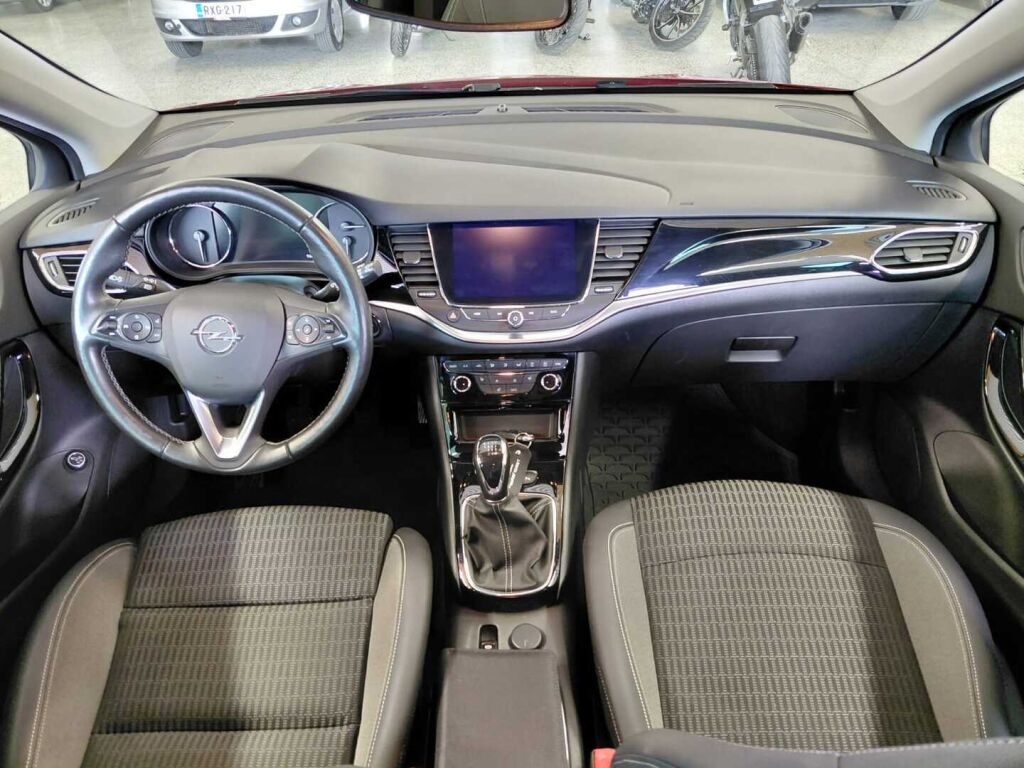 Opel Astra 2020 Punainen