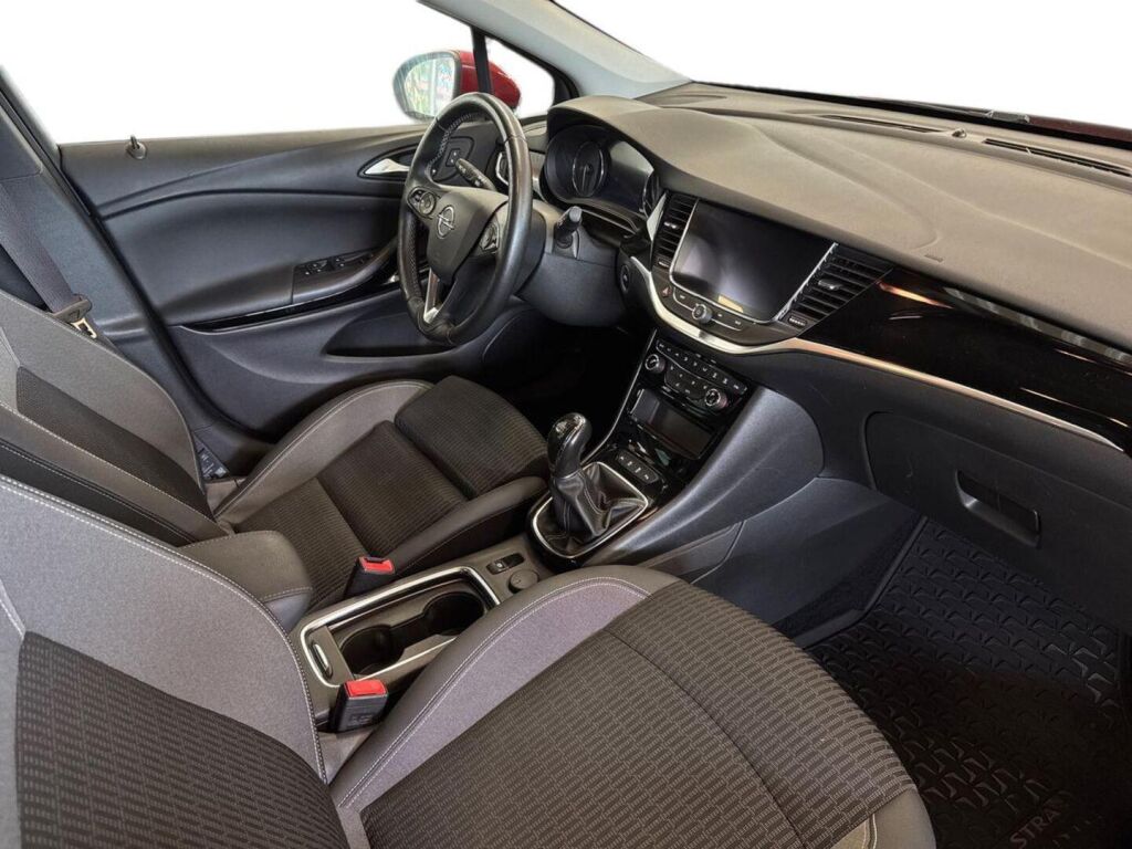 Opel Astra 2020 Punainen