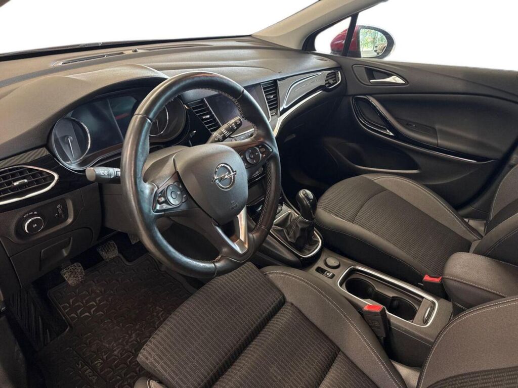 Opel Astra 2020 Punainen